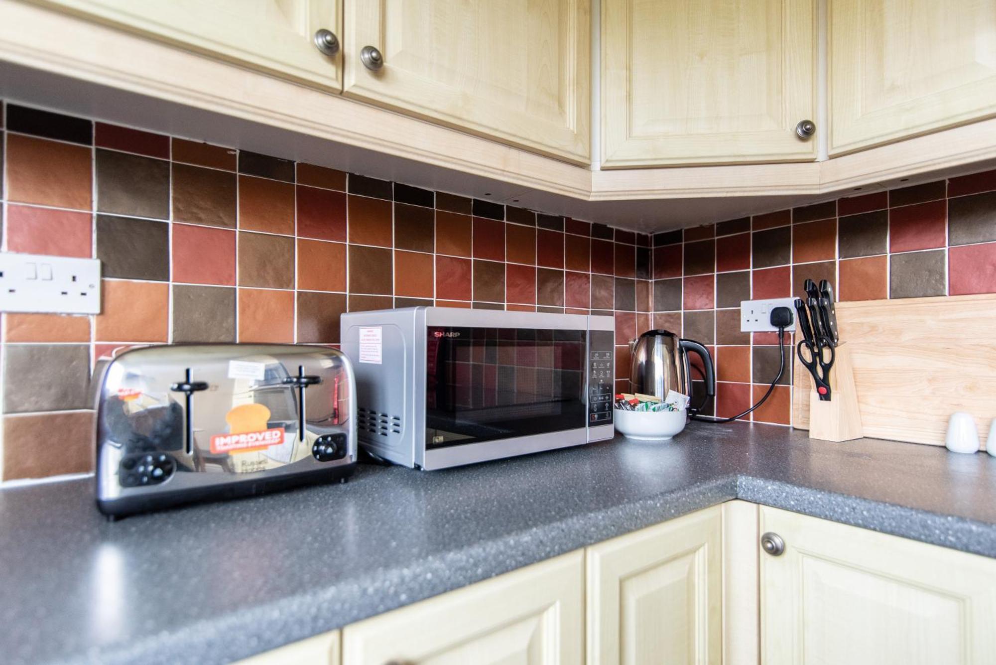 3 Bed Apartment - Perfect For Contractors Near Liverpool Airport Hale  Esterno foto