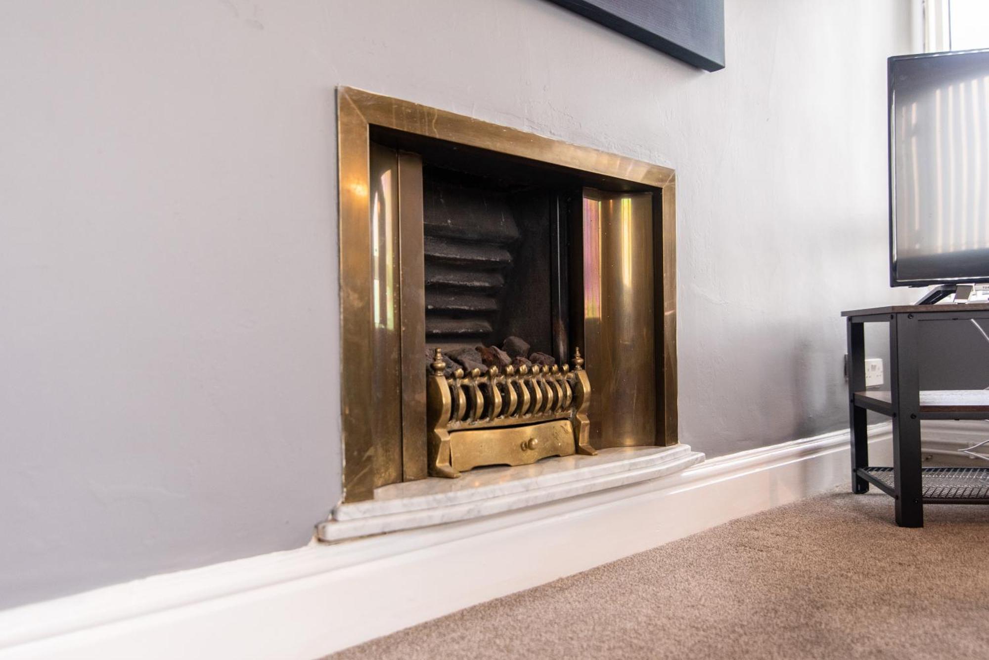3 Bed Apartment - Perfect For Contractors Near Liverpool Airport Hale  Esterno foto