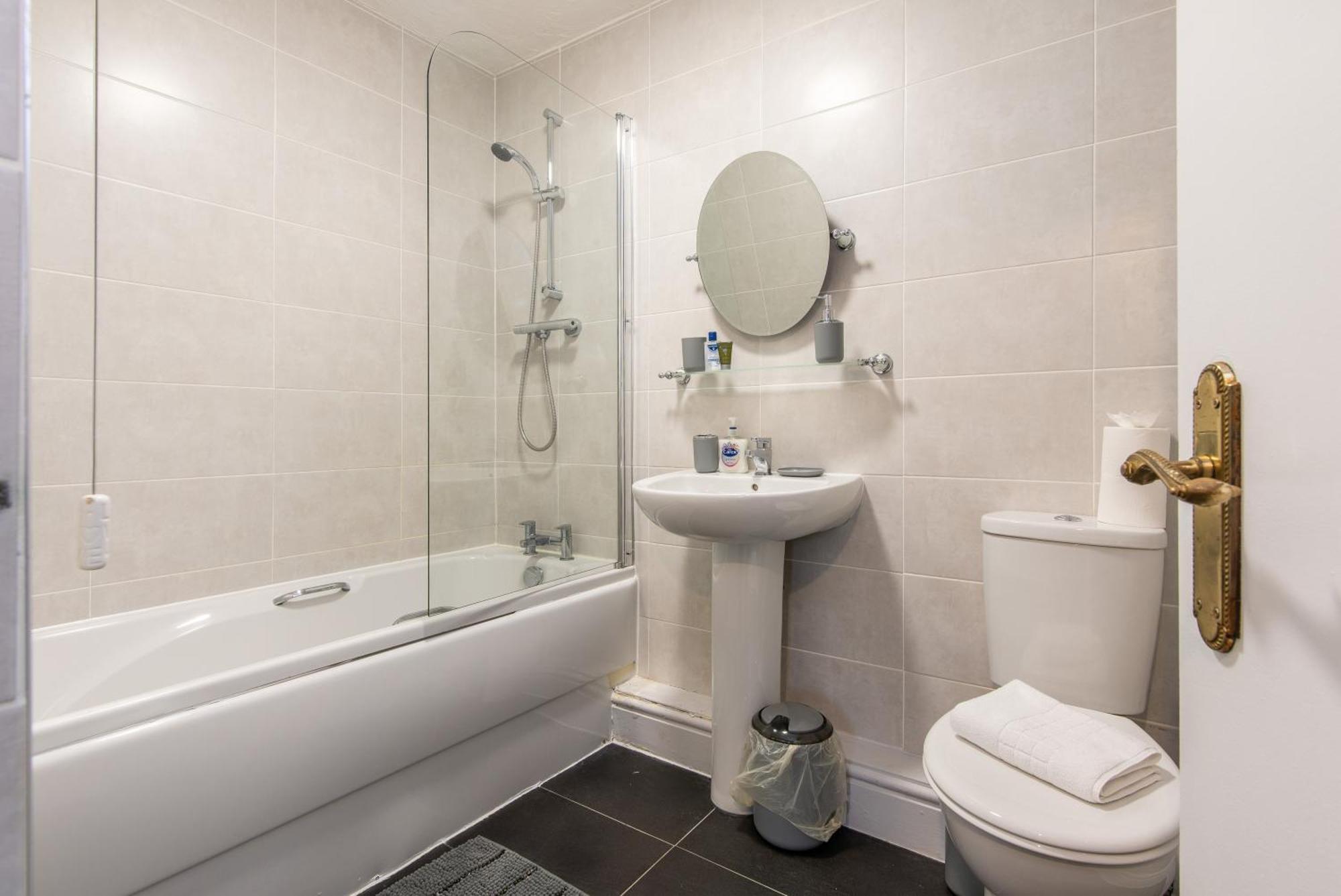 3 Bed Apartment - Perfect For Contractors Near Liverpool Airport Hale  Esterno foto